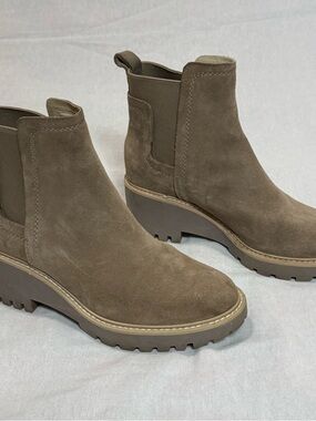 Dolce Vita Suede Chelsea Boots Taupe Lug Sole Platform Ankle 6.5